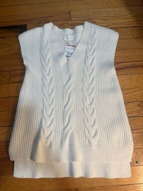 Cable Knit V-Neck Sleeveless Sweater Vest - White